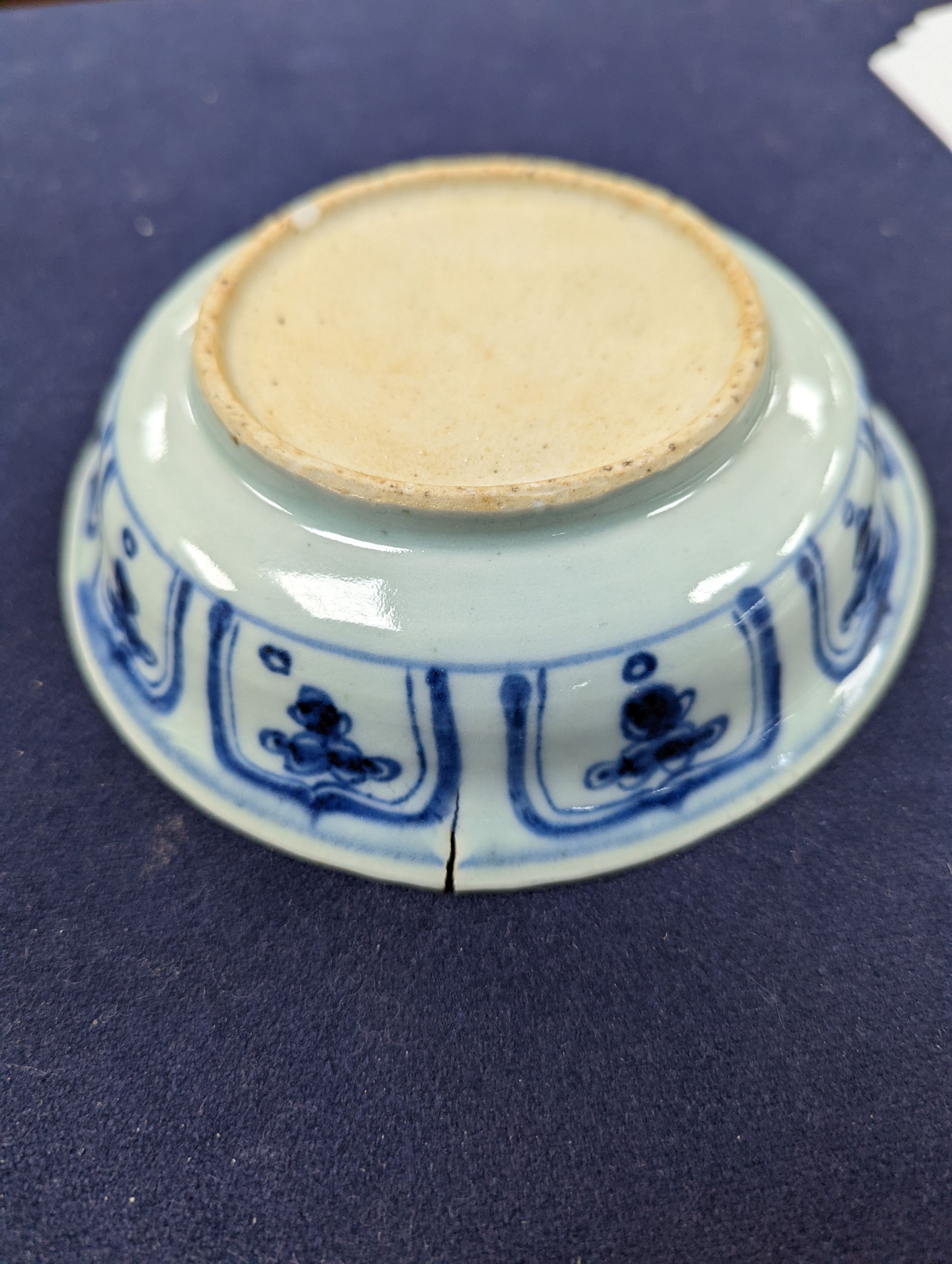 A Chinese blue and white dish, Ming dynasty, 15cm